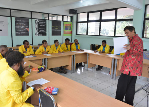Peserta Beasiswa LPMAK di IKOPIN Bandung mengikuti teori kewirausahaan di kelas. (miskan/lpmak)