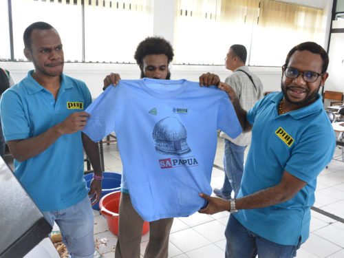 Praktek sablon baju. (miskan/lpmak)