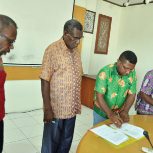 Direktur LEMASA, Odizeus Beanal menandatangan berkas perjanjian kerja sama antara LPMAK dan LEMASA untuk tahun anggaran 2019.