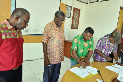 Direktur LEMASA, Odizeus Beanal menandatangan berkas perjanjian kerja sama antara LPMAK dan LEMASA untuk tahun anggaran 2019.