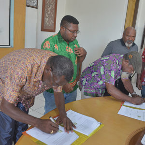 Ketua LEMASKO, Robertus Waropea (kiri) dan Wakil Ketua Badan Pengurus LPMAK ketika menandatangani perjanjian kerjasama tahun anggaran 2019.