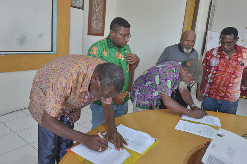 Ketua LEMASKO, Robertus Waropea (kiri) dan Wakil Ketua Badan Pengurus LPMAK ketika menandatangani perjanjian kerjasama tahun anggaran 2019.