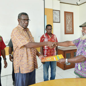 Ketua LEMASKO, Robertus Waropea (kiri) menerima berkas PKS dari Wakil Ketua Badan Pengurus LPMAK, Yohanes Deikme.