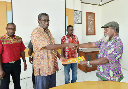 Ketua LEMASKO, Robertus Waropea (kiri) menerima berkas PKS dari Wakil Ketua Badan Pengurus LPMAK, Yohanes Deikme.