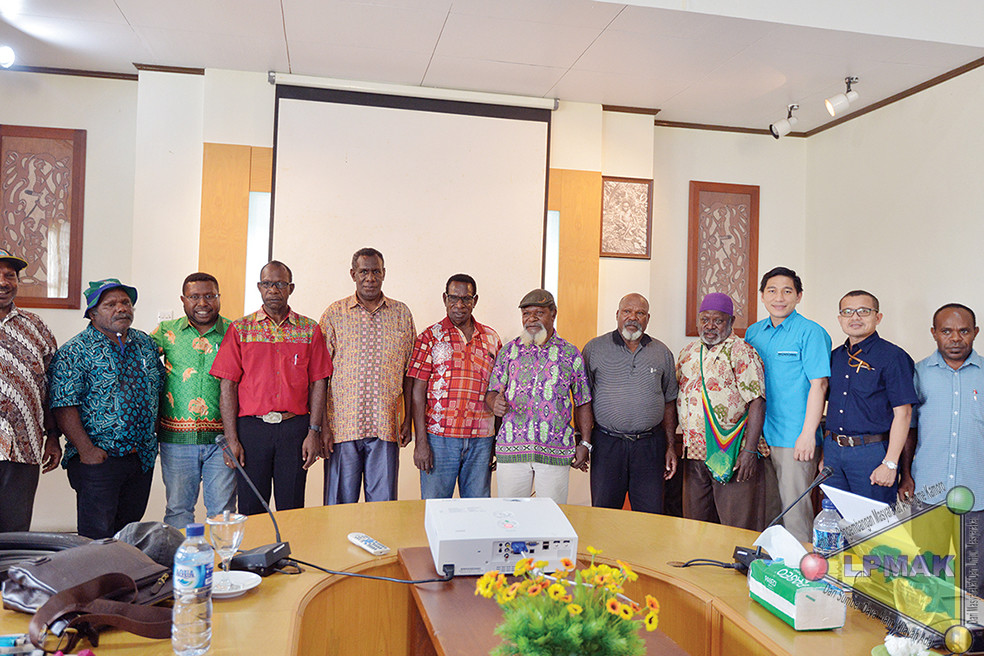 Foto bersama usai penandatangan PKS.