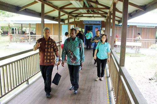 Anggota BP LPMAK, Pdt. Lewi Sawor S.Th dan SE LPMAK, Abraham Timang ketika meninjjau Bangsal St. Clara.