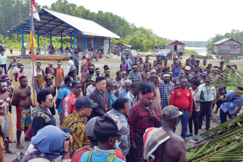 Prosesi adat sebelum serah terima kapal ikan.