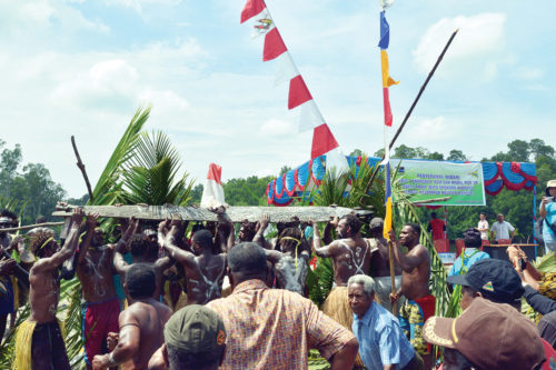 Prosesi adat sebelum serah terima kapal ikan.