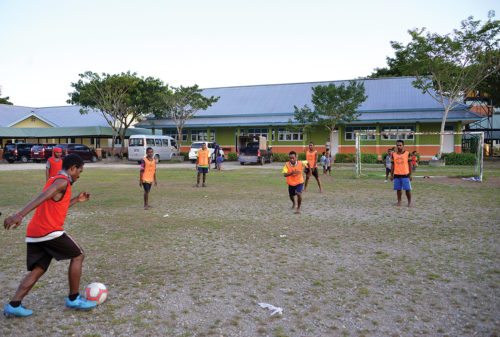 Bermain sepak bola salahsatu kegiatan di sore hari yang dilaksanakan oleh anak-anak penghuni Asrama Taruna Papua Timika.