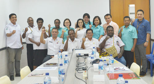Foto bersama usai penandatanganan kerjasama antara LPMAK dan Dinas Kesehatan Mimika. (LPMAK/MISKAN)