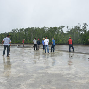 Tim Sekretaris EKsekutif ketika monitoring pembangunan pelabuhan AMOR di Paumako.(LPMAK/MISKAN)