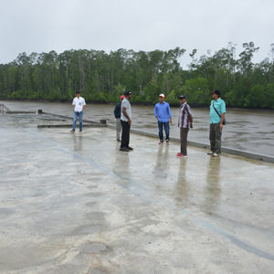 Tim Sekretaris Eksekutif ketika monitoring pembangunan pelabuhan AMOR di Paumako.(LPMAK/MISKAN)