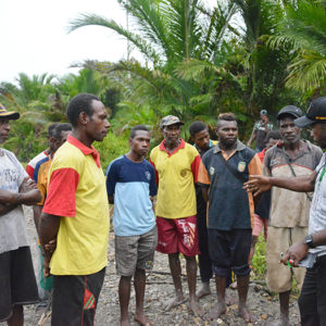 Monitoring Tim Sekretaris Eksekutif ke kegiatan penimbunan jalan di Kampung Miyoko. (LPMAK/MISKAN)