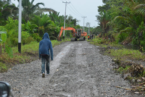 Monitoring Tim Sekretaris Eksekutif ke kegiatan penimbunan jalan di Kampung Miyoko. (LPMAK/MISKAN)
