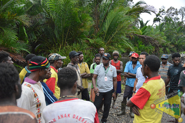 Monitoring Tim Sekretaris Eksekutif ke kegiatan penimbunan jalan di Kampung Miyoko. (LPMAK/MISKAN)