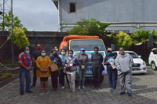 Karyawan YPMAK siap mendistribusikan bantuan bahan makanan ( Bama) Kepada Masyarakat Amungme dan Kamoro serta lima suku kerabatnya.