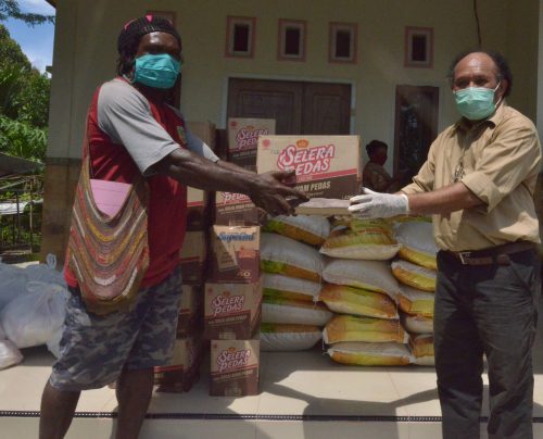 Wakil Direktur Bidang Evaluasi dan Monitoring YPMAK, Yohan Wambrauw menyerahkan langsung bantuan bahan makanan kepada masyarakat di Petrosea, Kelurahan Timika Indah, Distrik Mimika Baru.