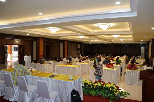 Kepala Divisi Humas YPMAK, Feri Magai Uamang mempresentasikan tentang YPMAK kepada tooh masyarakat, tokoh perempuan dan tokoh pemuda Suku Kamoro. (miskan/ypmak)
