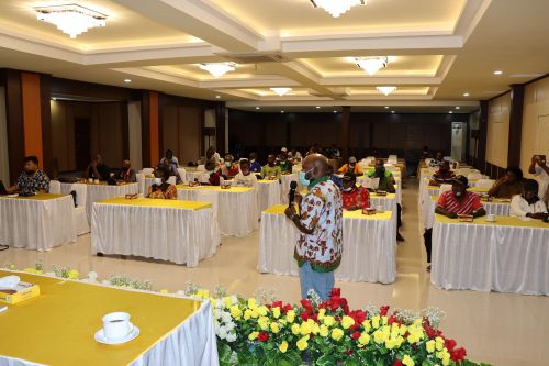 Kepala Divisi Humas YPMAK, Feri Magai Uamang mempresentasikan tentang YPMAK kepada tooh masyarakat, tokoh perempuan dan tokoh pemuda Suku Kamoro. (miskan/ypmak)