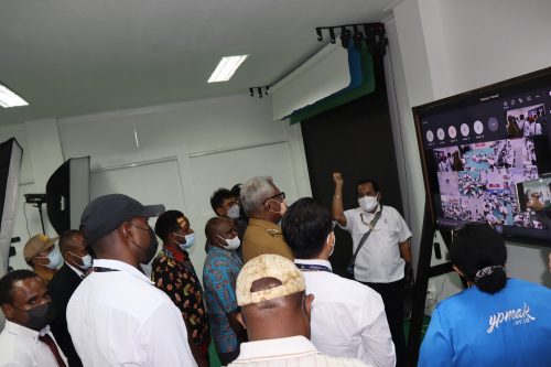Wakil Bupati Mimika ketika mendengar penjelasan mengenai pemanfaat teknologi dalam proses belajar mengajar di SATP