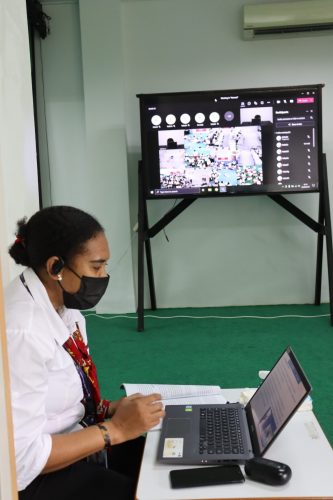 Seorang guru memberikan penjelasan kepada murid SATP secara online.