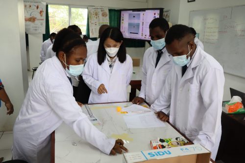 Aktifitas Belajar di Laboratorium IPA.