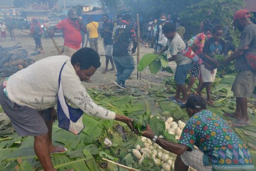 Btu panas dibungkus daun pisang kemudian diletakan diatas keladi.